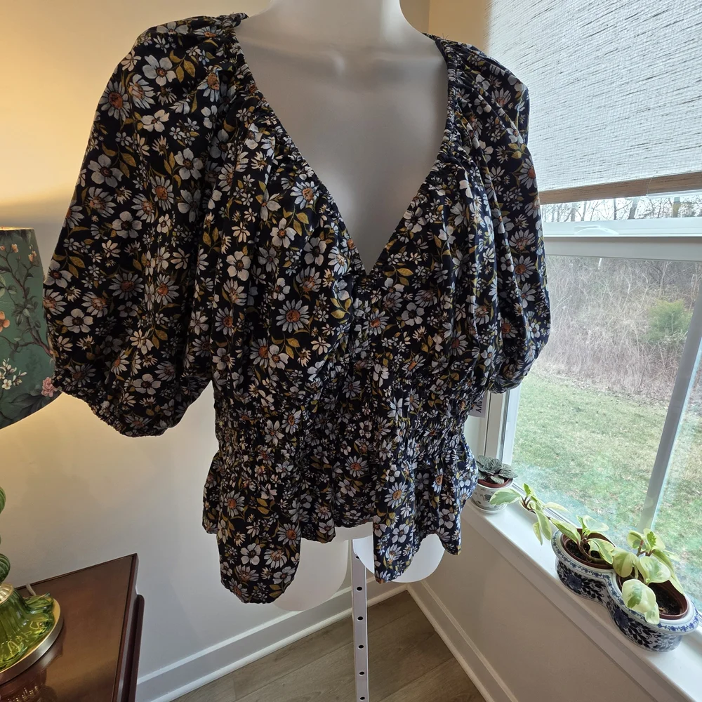 Old‎ Navy Navy Floral V-Neck Smocked Peplum Top